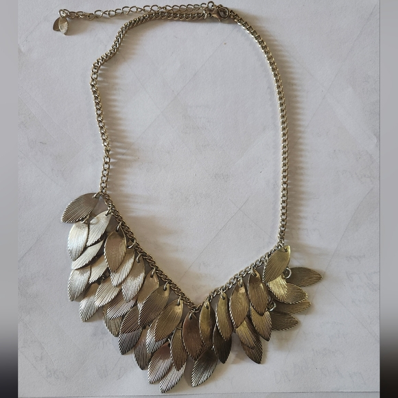 Elegant Gold Leaf Design Necklace - Picture 1 of 2